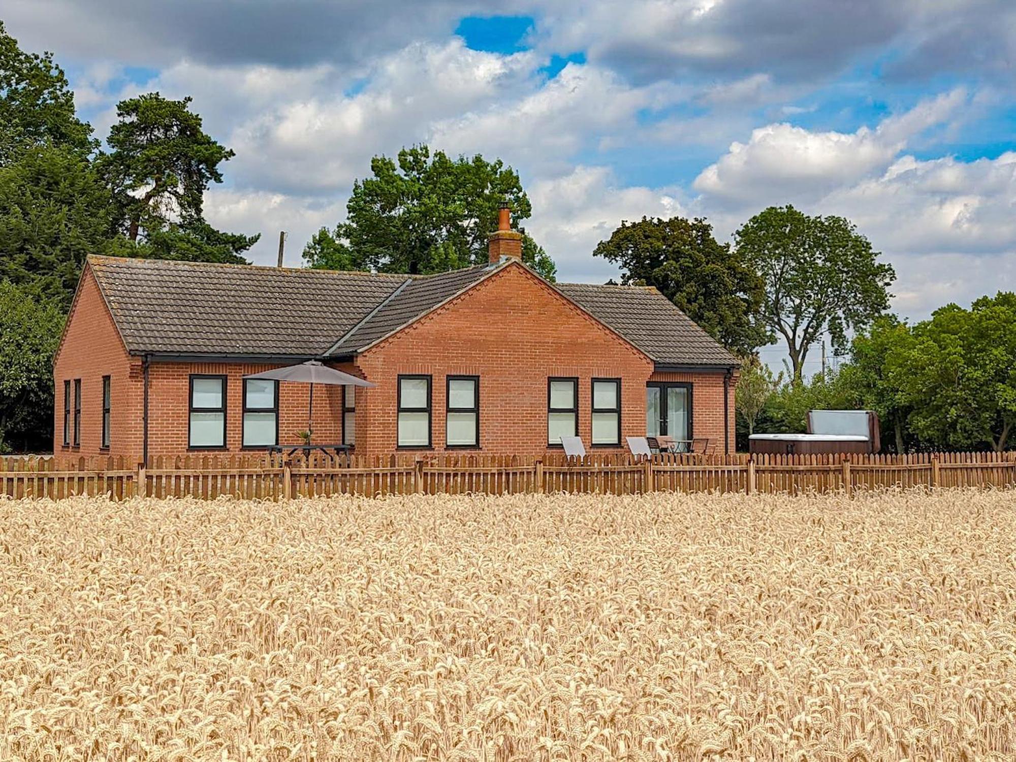 Highgrove Villa Gissing Exterior photo