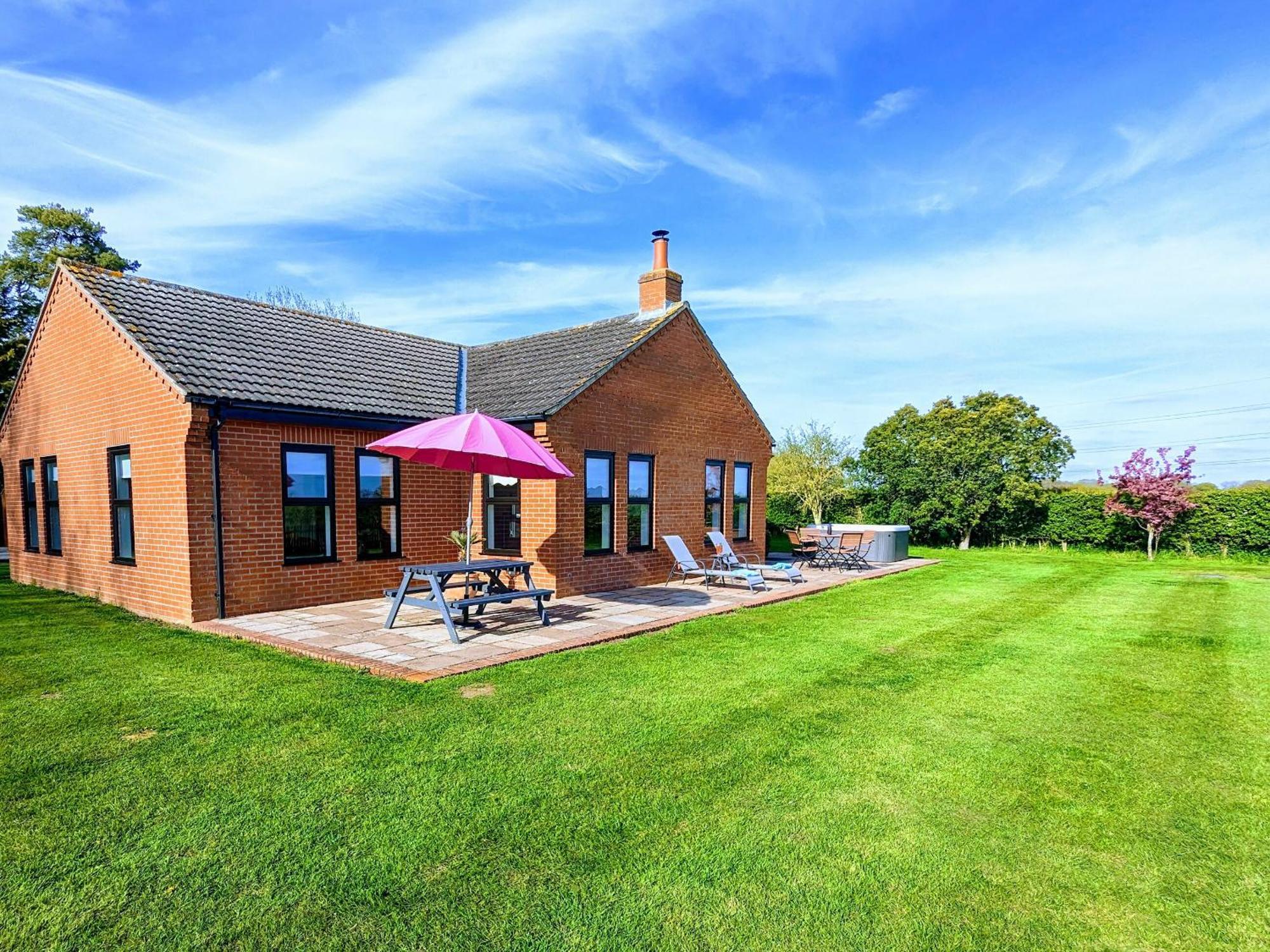 Highgrove Villa Gissing Exterior photo